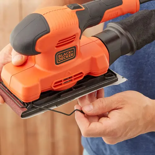 Instrucciones para fijar papel de lija en lijadora Black and Decker