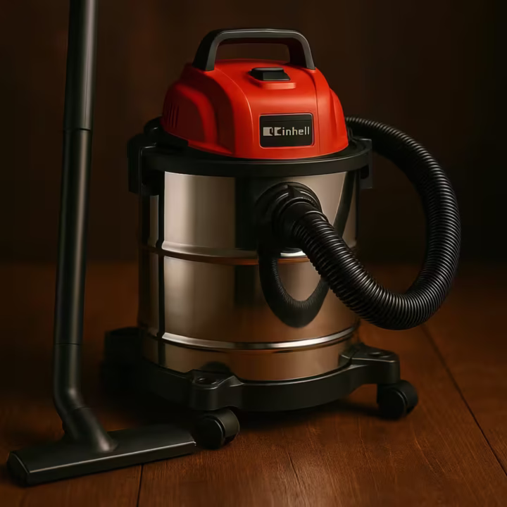 Einhell TC-VC 1820 S de 20 L con cuba de acero inoxidable, manguera flexible y tubo con boquilla de suelo sobre fondo de madera.