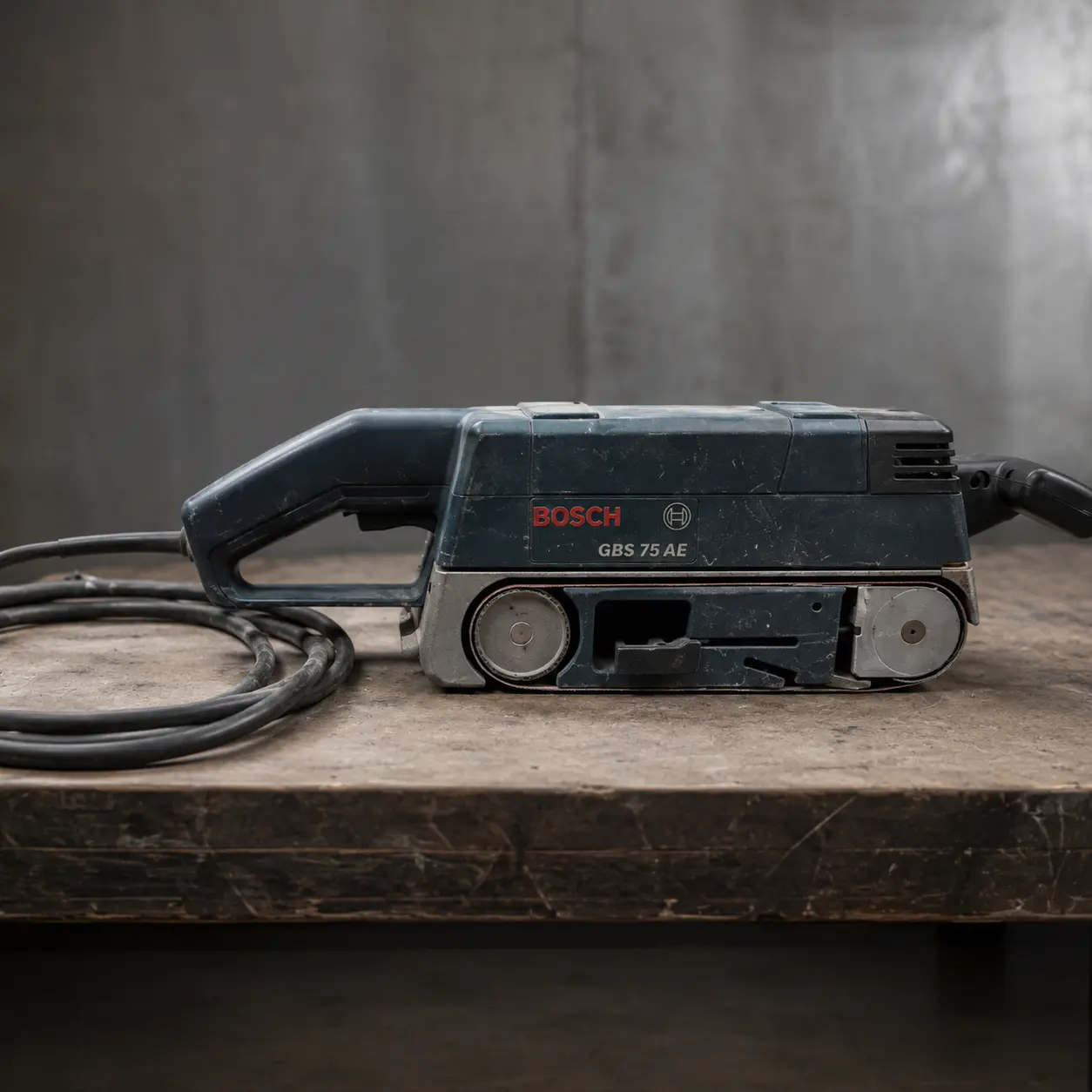 Bosch GBS 75 AE Professional: lijadora de banda 75&times;533 mm con velocidad regulable