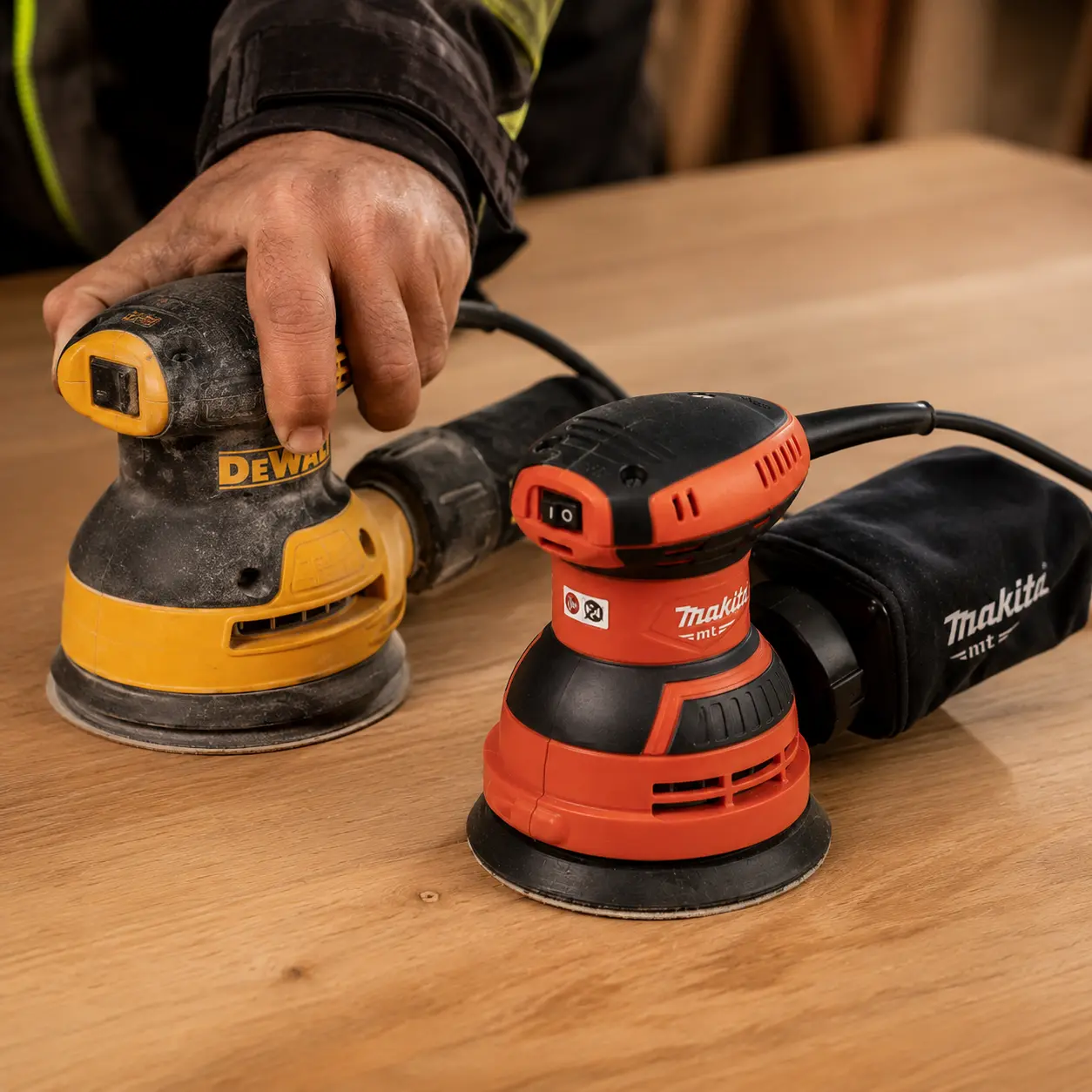 DeWalt DWE6423: lijadora rotorbital &Oslash;125 mm para acabado fino con control de velocidad y extracci&oacute;n de polvo.