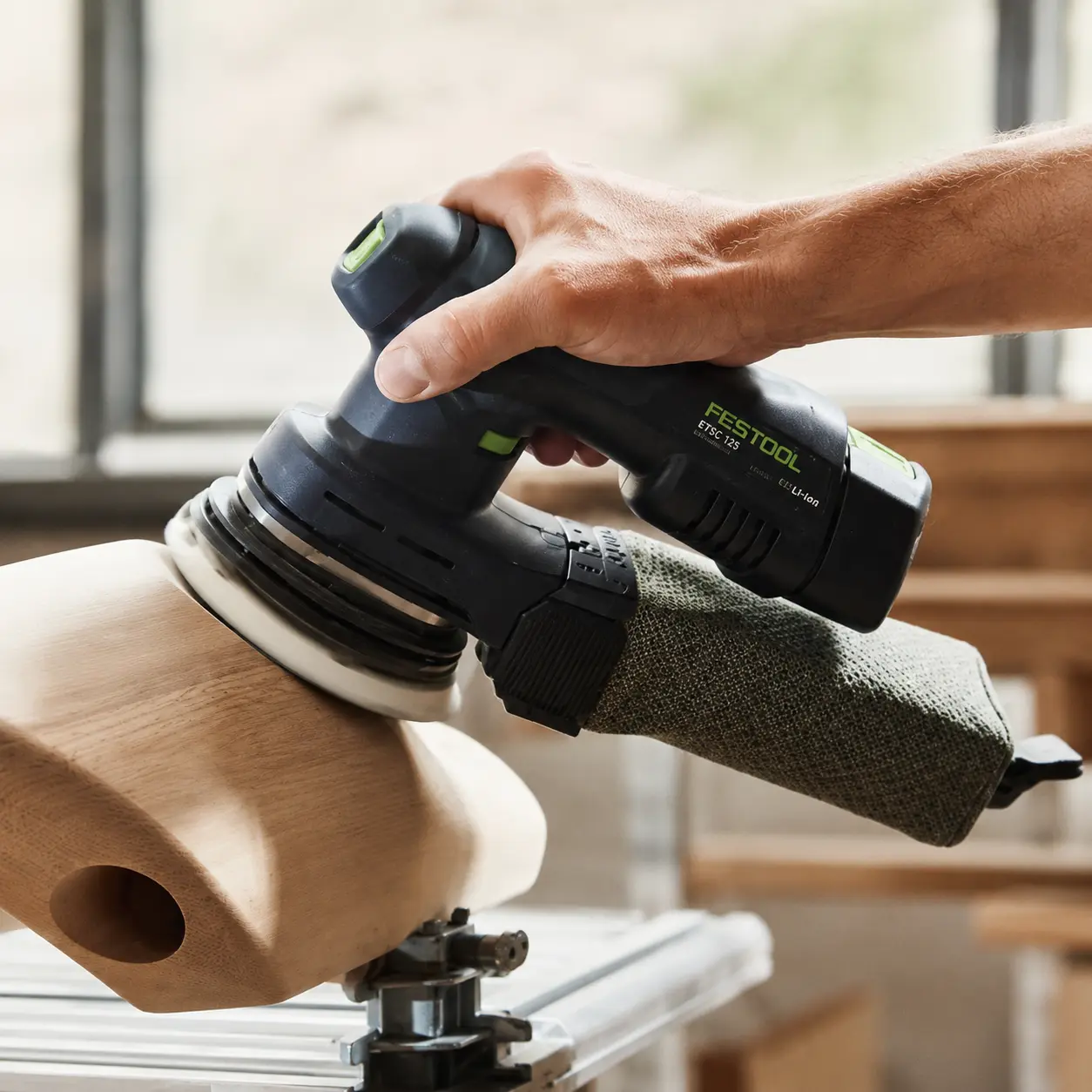 Festool ETSC 125: lijadora exc&eacute;ntrica a bater&iacute;a 18V de 125 mm con &oacute;rbita 2,0 mm