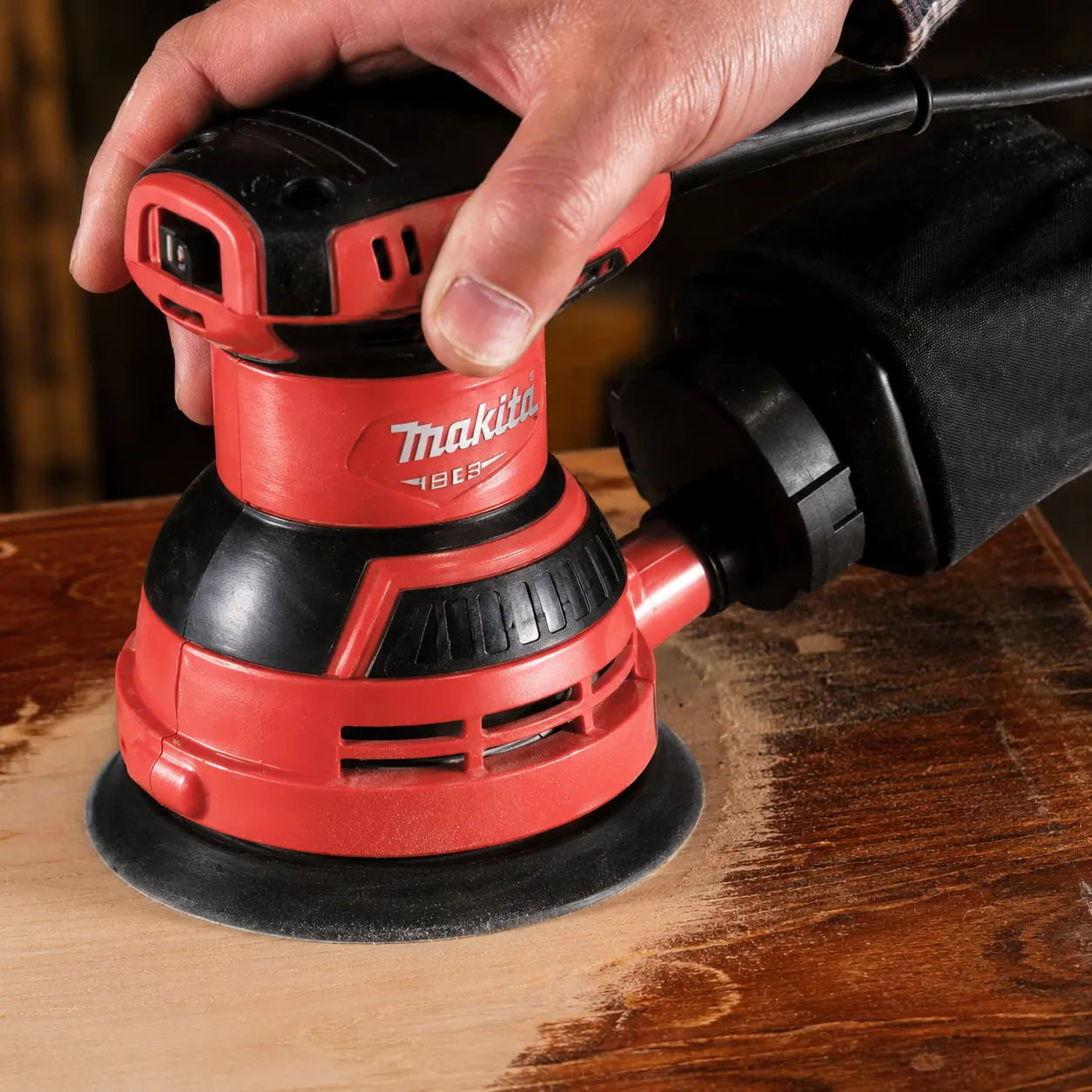 Lijado entre manos de barniz con Makita M9204: matizar sin rayas, controlar presión y limpiar el polvo