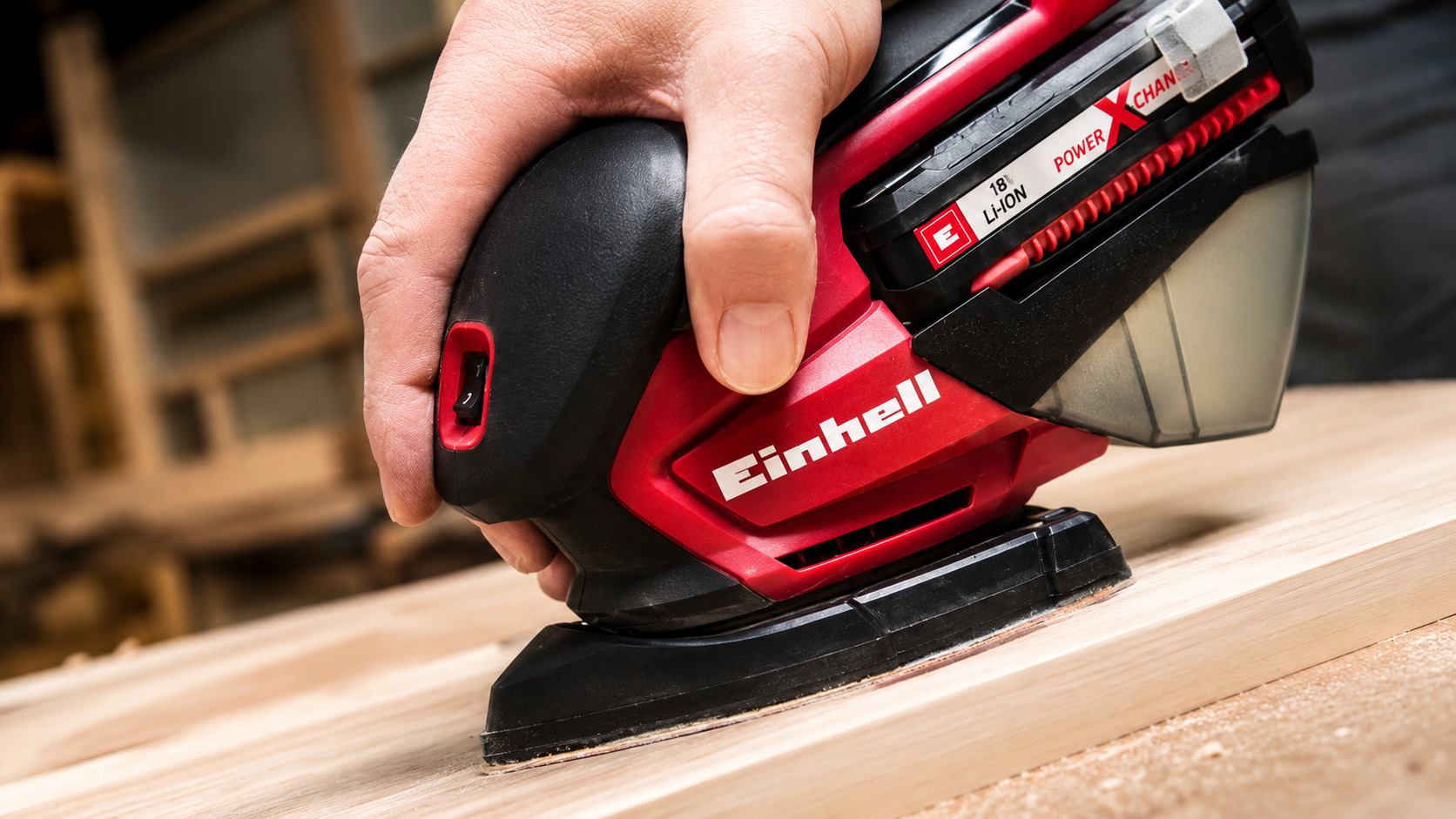 Lijadora Einhell inalámbrica trabajando sobre madera