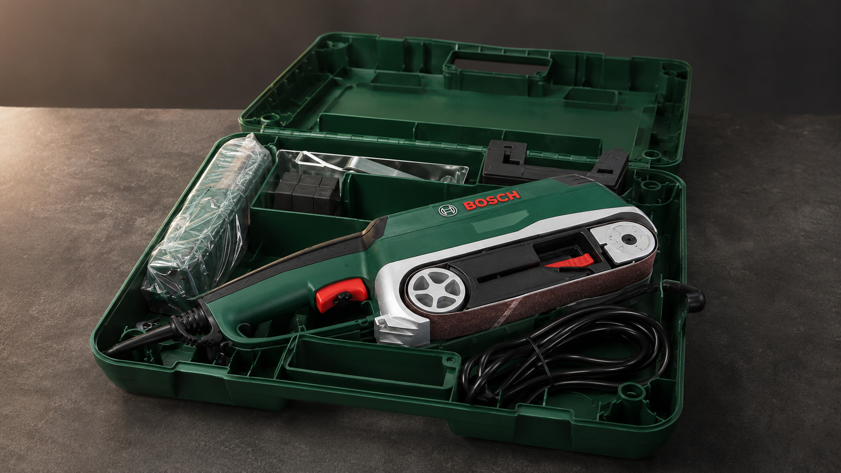 Bosch PBS 75 AE junto a su malet&iacute;n y accesorios para lijar madera