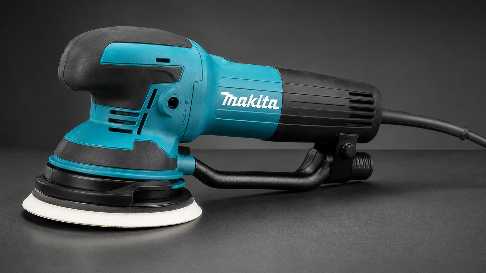 Lijadora circular Makita trabajando sobre una superficie de madera