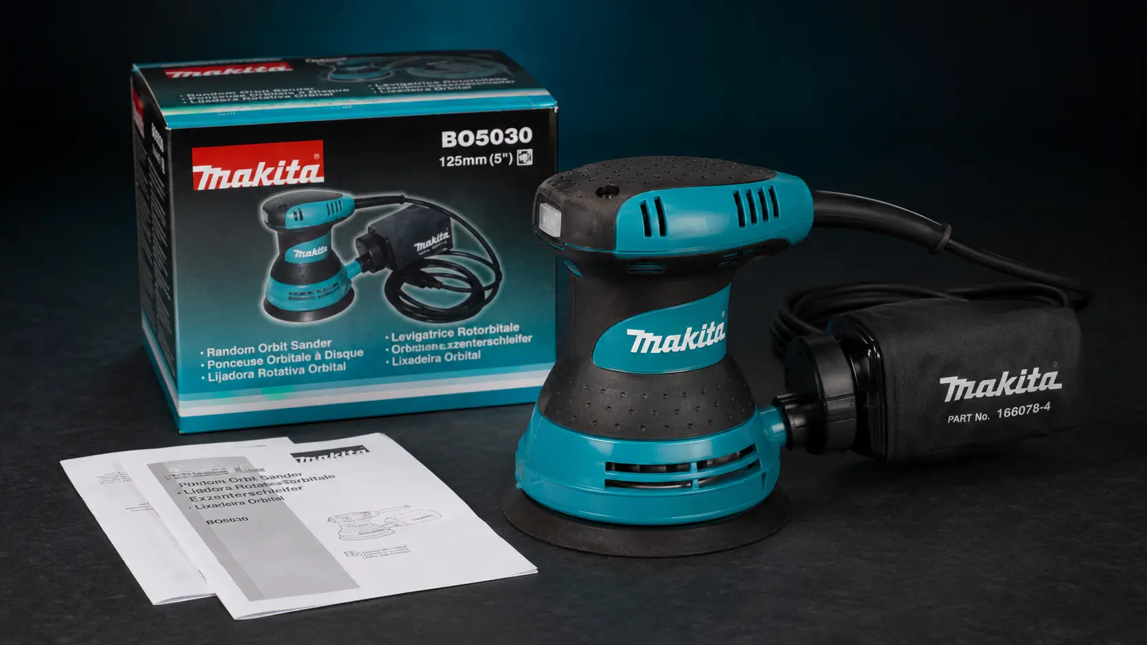 Makita BO5030 durante un trabajo de lijado sobre madera